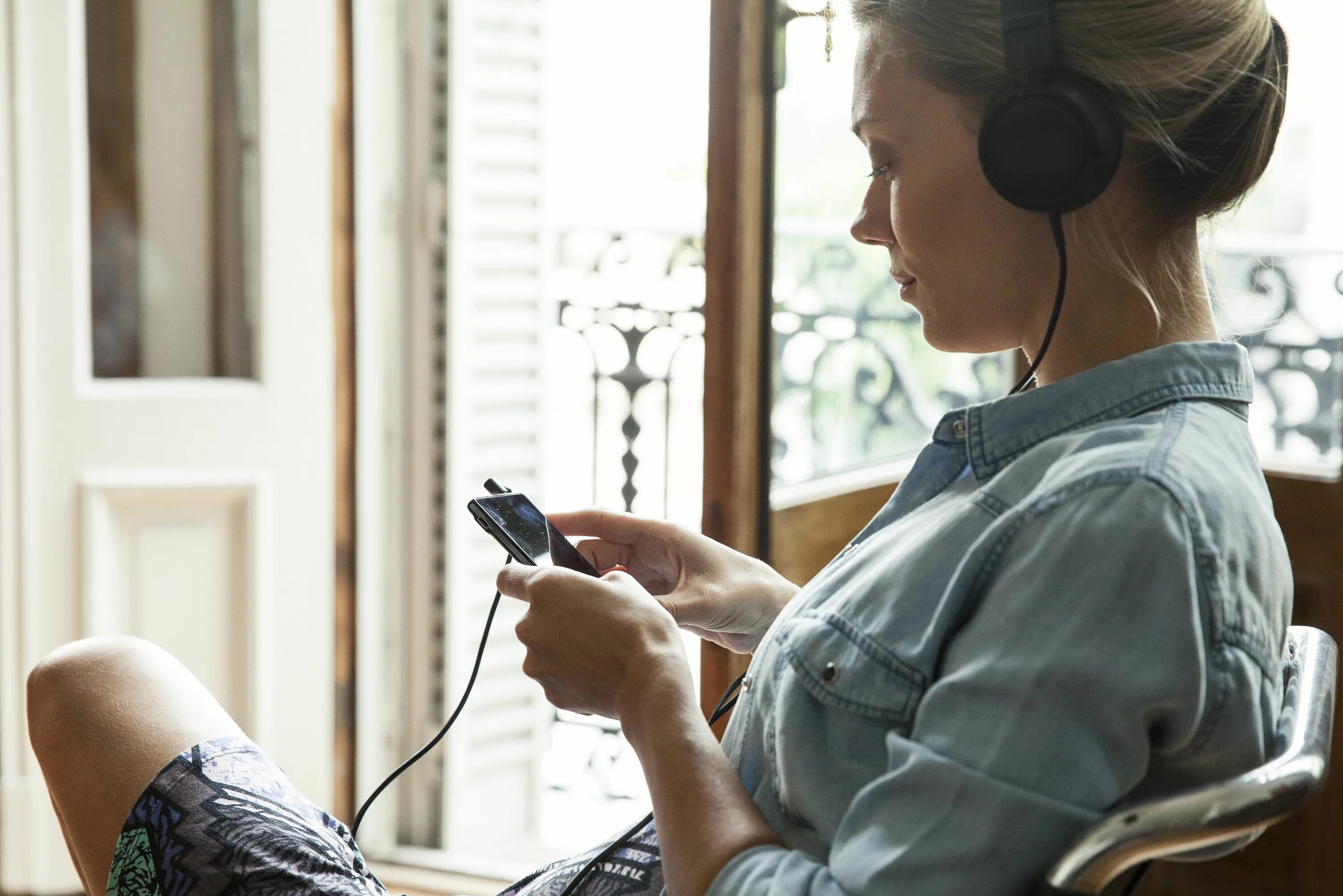 When i listen to music. Картинку easy listening. listening to people. наушники what are you listening to. lemon listening to music.