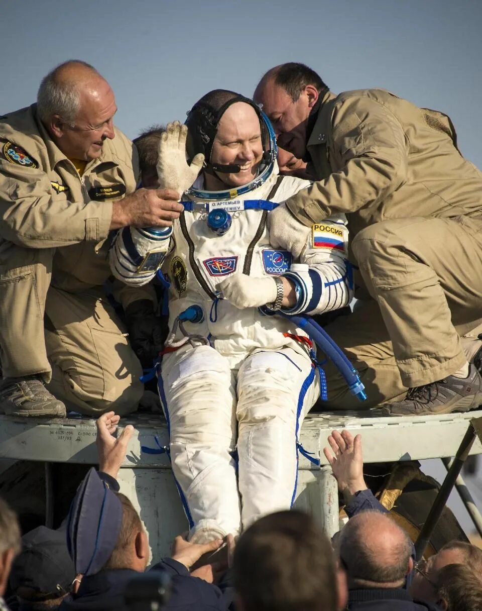 Какой космонавт высадился. Космонавты на мкс. космонавты приземлились.