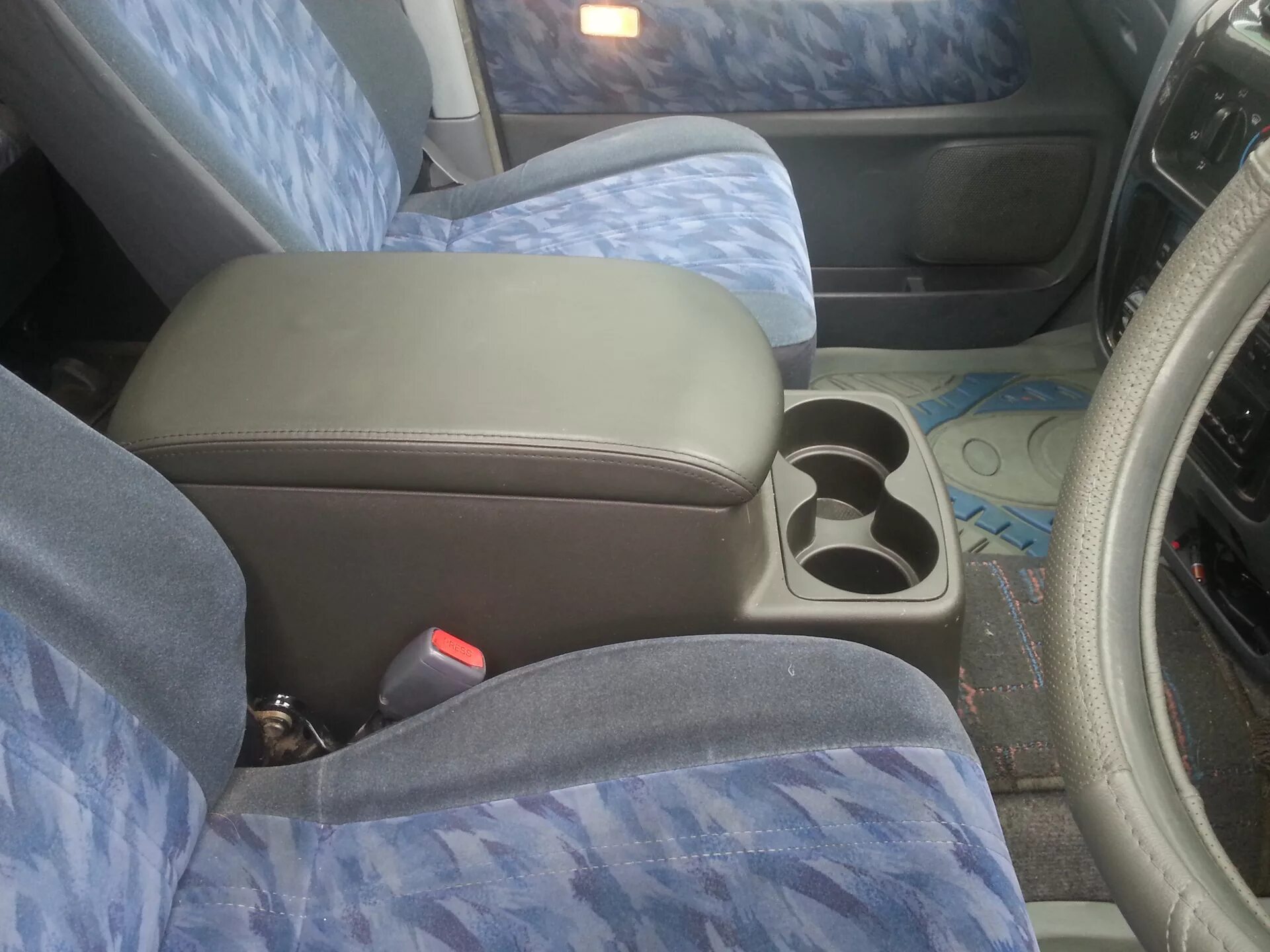 Подлокотник тойота ноах. Подлокотник toyota town ace центральный. Подлокотник тойота ноах. Подлокотник тойота пробокс. Подлокотник в town ace noah.