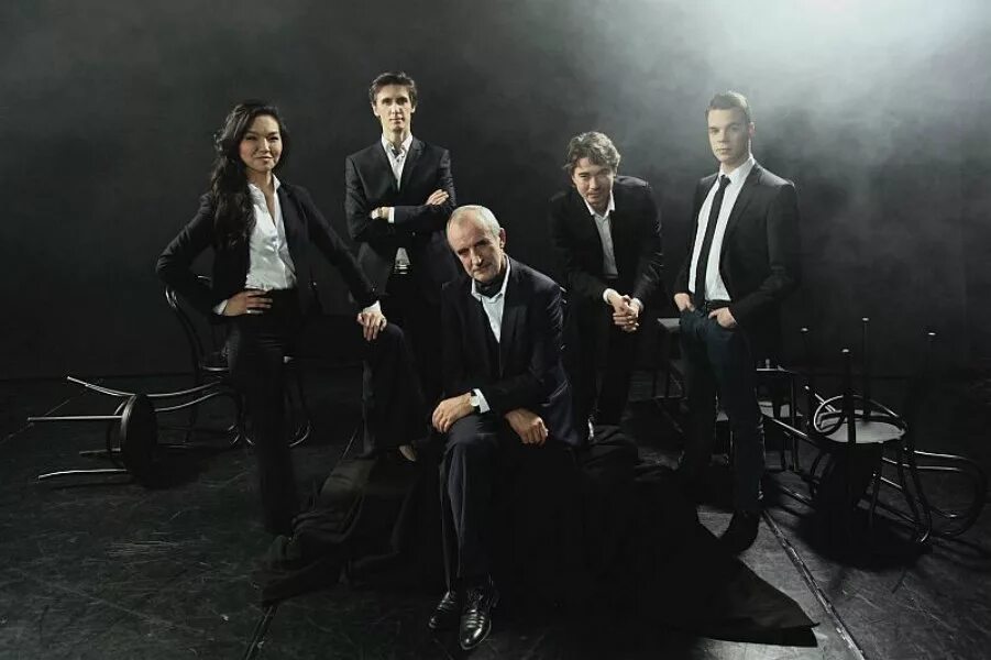 The dirt 2019. Scenic группа. Group scene. Queer as folk. вечеринка на вилле.