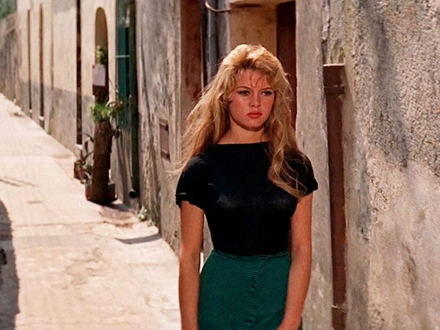 Бог создал бриджит бардо. И бог создал женщину фильм 1956. Бриджит бардо в зеленой юбке. Бриджит бардо и бог создал женщину. Бриджит бардо в кино.