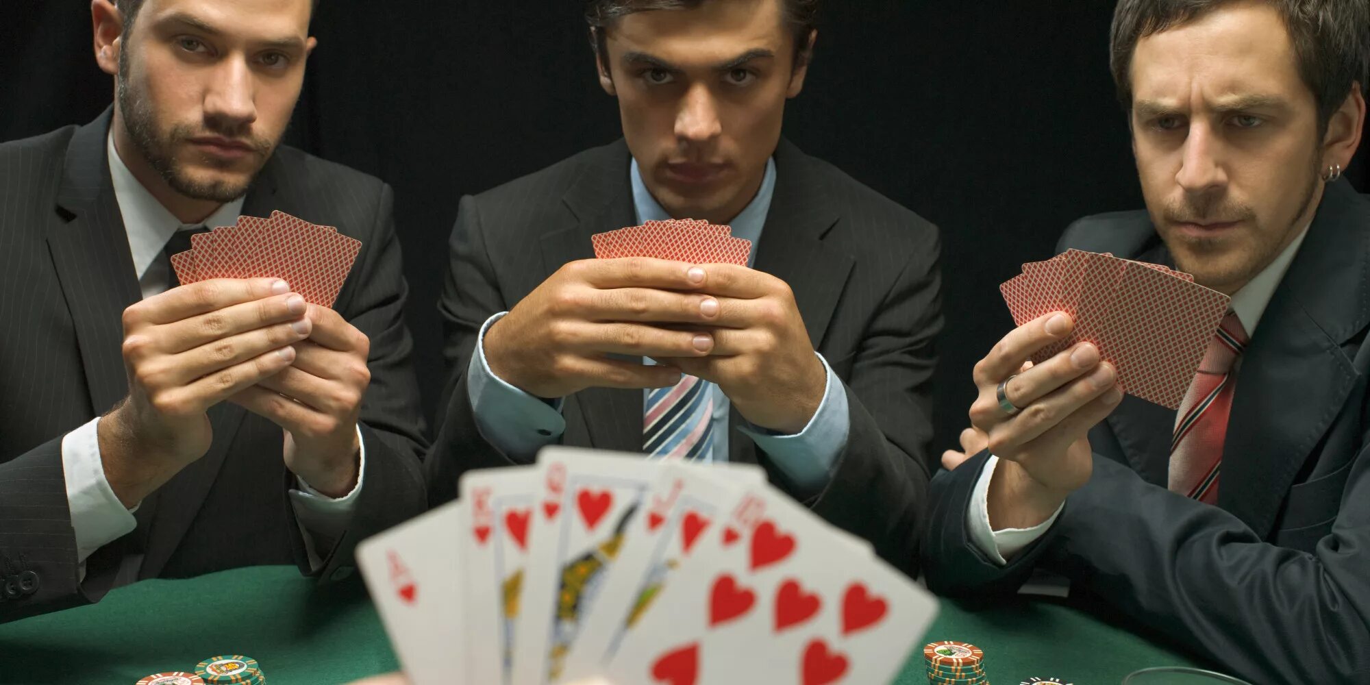 Игроки в карты 6 букв. Люди играющие в Покер. Люди играют в карты. Человек за карточным столом. Покер шулер.