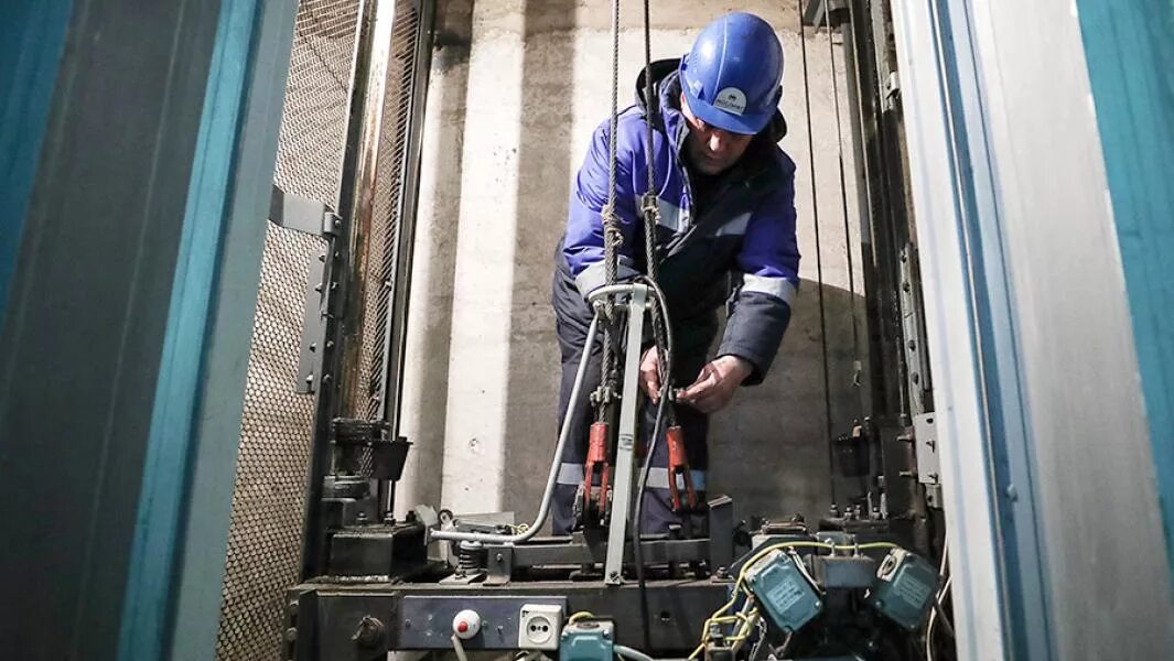 Монтаж лифтовое оборудование. Монтажник лифтового оборудования. Монтажные приспособления лифтовые. Монтаж лифтового оборудования. Монтаж лифтового оборудования.