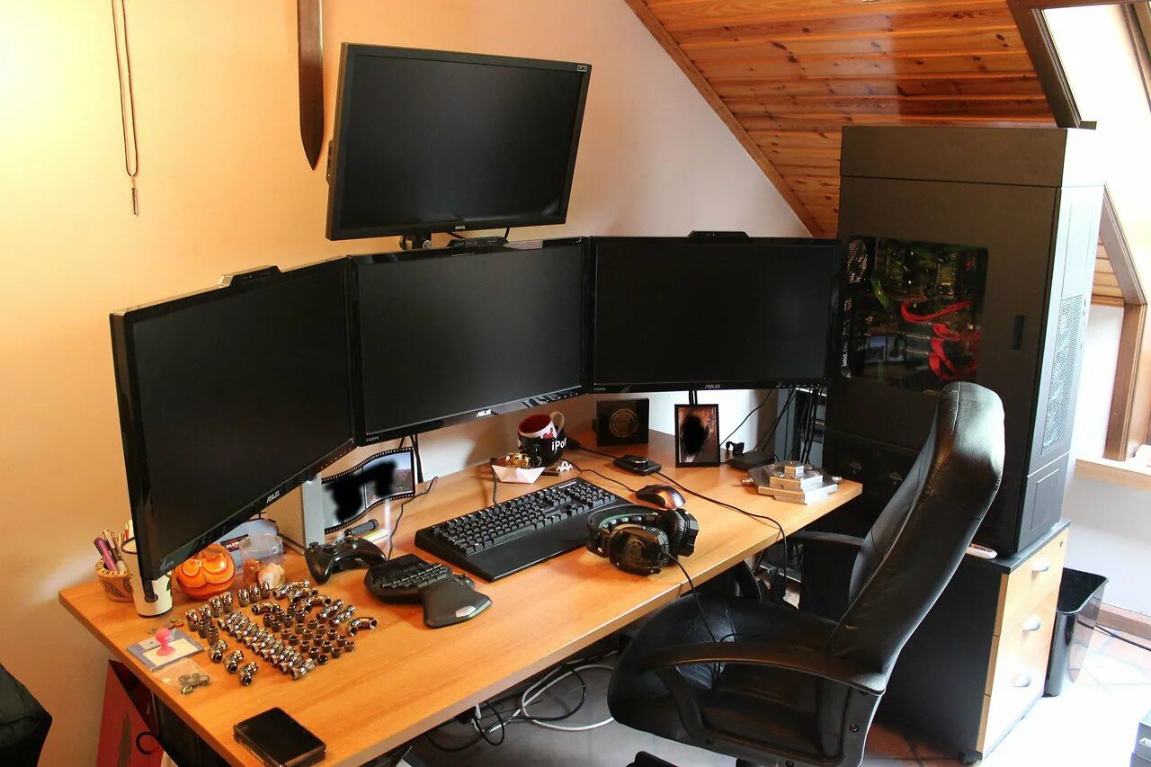 Тоже что и стол компьютера. Компьютерный стол игровой. Крутой компьютерный стол. Компьютерная комната. Комп в столе.