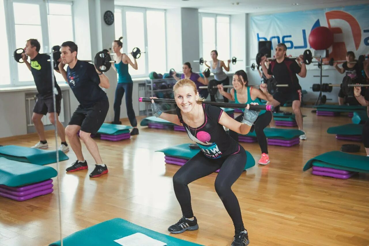 девушка танцует в зале. пилатес волгоград дзержинский. фитнес групповые занятия. групповые занятия. фитнес в фирме мир уфа.