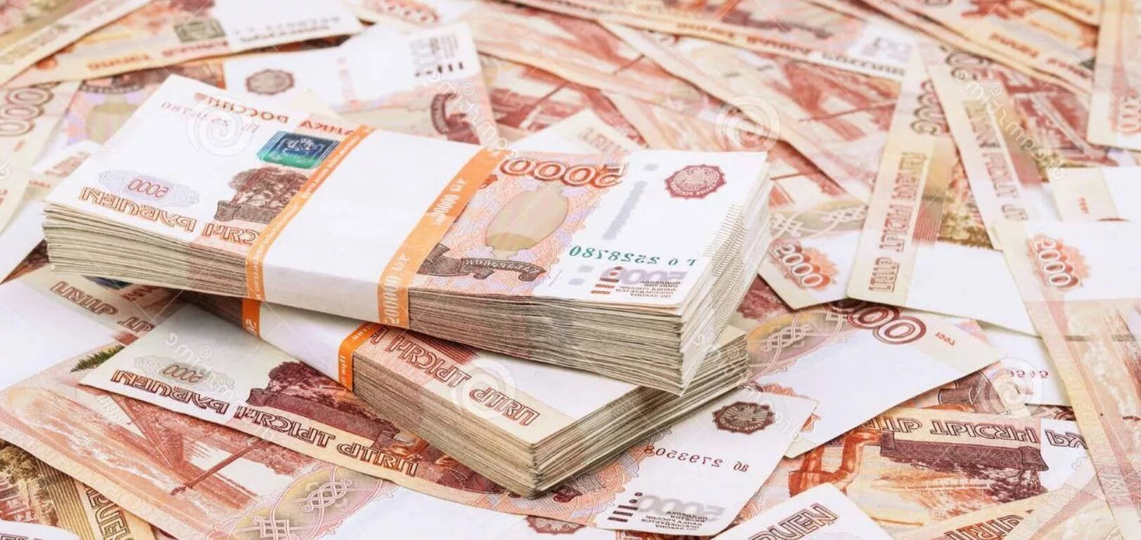 Деньги на столе. Много рублей. Деньги рубли. Много купюр.