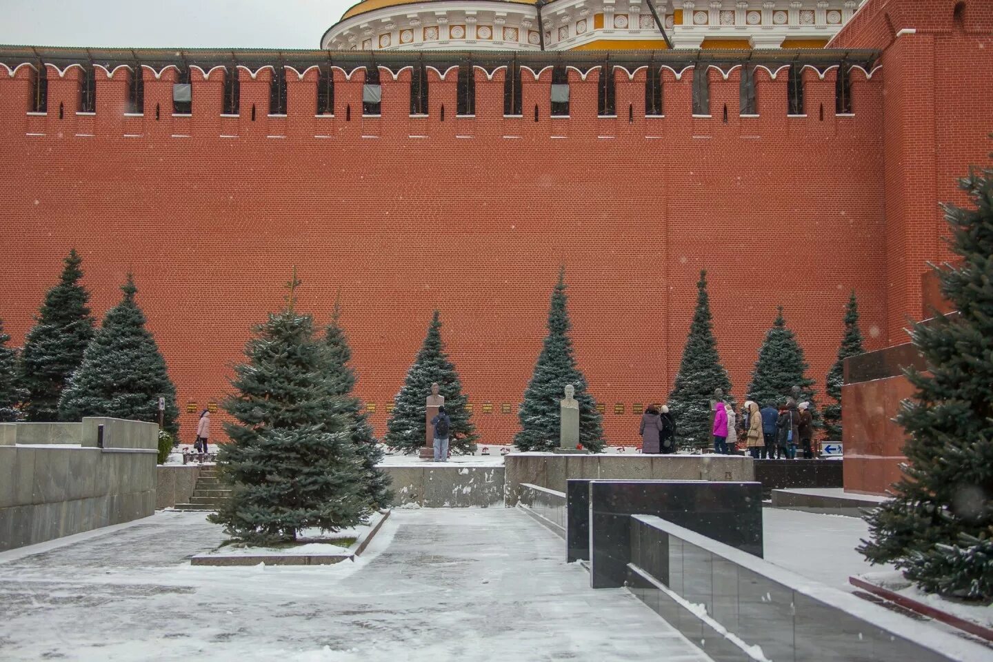 Кремлевская стена Москва. Мавзолей и Кремлевская стена. Красная площадь с кремлевской стеной Москва. Стена мавзолей Кремль Москва.