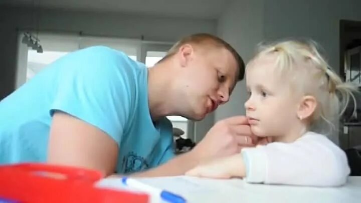 Девочка дает отцу. Пососала папе видео. Милаша и папаша. Пососала папе видео. Пососала папе видео.