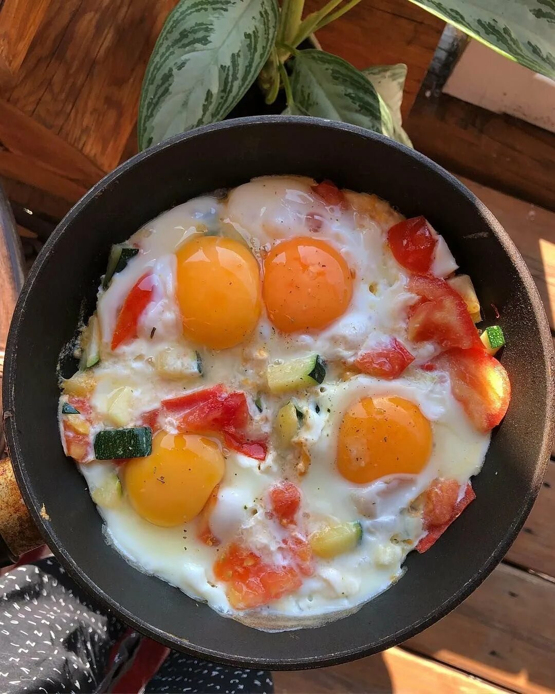 Вкусный завтрак на сковороде рецепт. Яичница. Яичница с помидорами. Яичница для завтрака. Глазунья с помидорами.