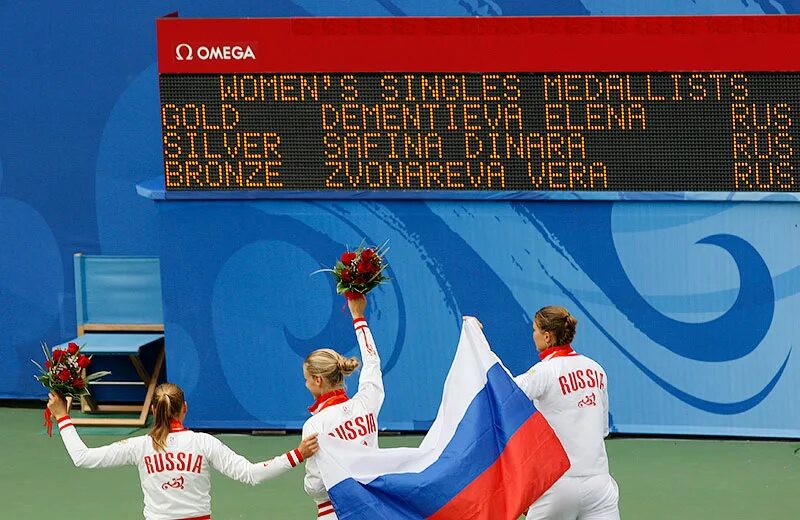 елена дементьева россия пекин 2008. олимпийский пьедестал сочи 2014. динара сафина дементьева. максим вылегжанин олимпиада в сочи пьедестал. фигуристы на пьедестале.