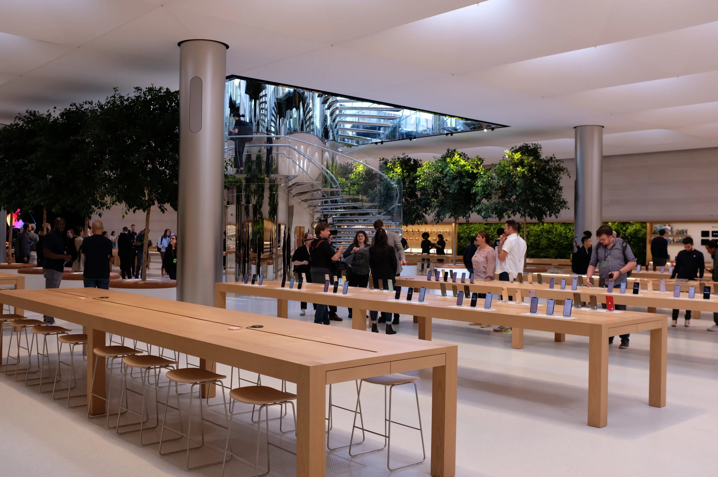 Apple store cupertino. Магазин apple store. Apple stores in 2009. Apple store купертино. Эпл стор в нью йорке.