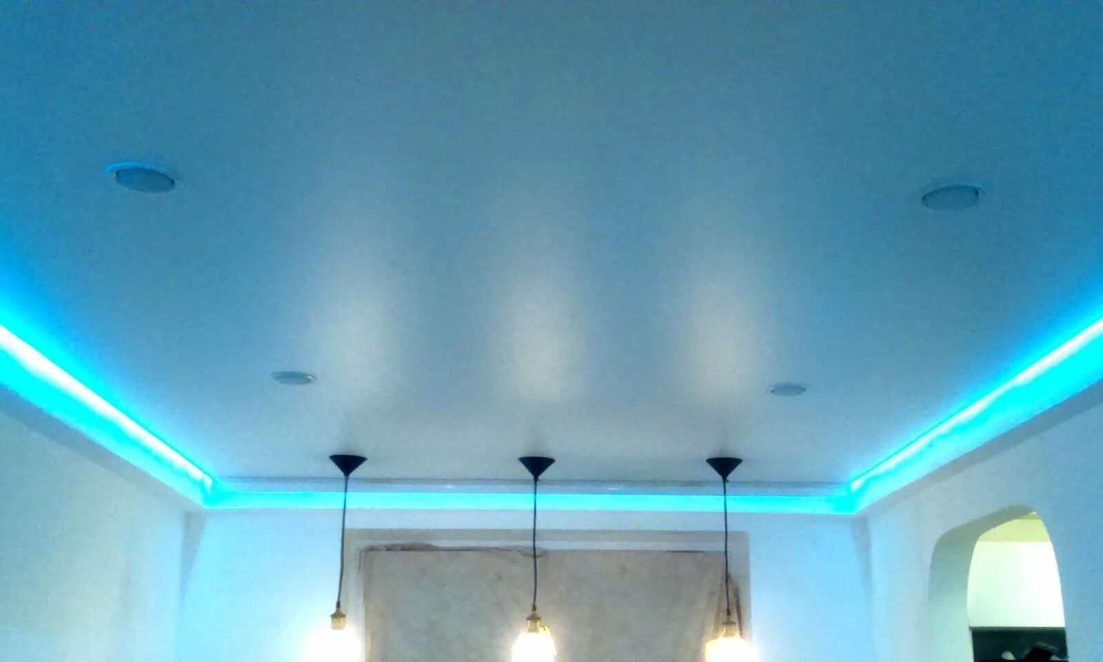 натяжной парящий потолок с подсветкой по периметру. парчщий натчдноц потоллк. парящий потолок с подсветкой. парящий натяжной потолок. парящие потолки.