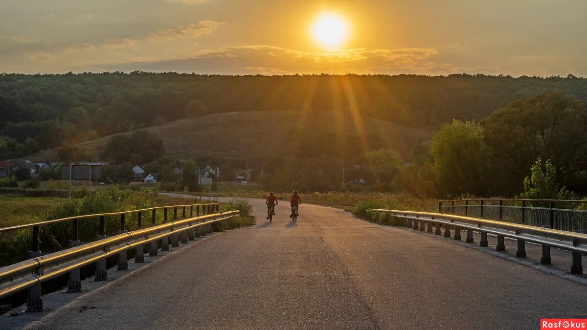 Закат на трассе зимой. Дорога домой вечером. Дорога домой фотографии. Вечерняя дорога. Дорога домой вечером.