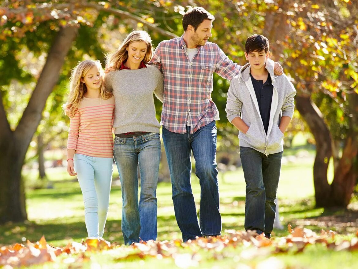 Family natural. Счастливая семья. Счастливая семья на природе фон. Семья в парке лето. Семья в современном мире.