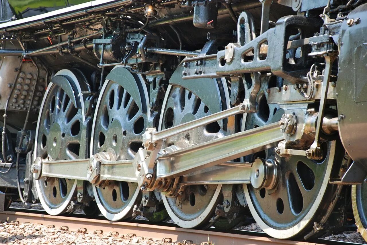 Round and round train. Кривошипно-шатунный механизм паровоза. Парораспределительный механизм Джоя. Колеса паровоза. Привод колес паровоза.