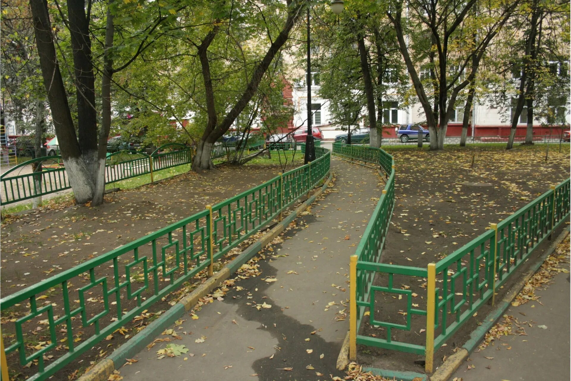 Ограждения дворов. Ограждение придомовой территории. ограждения для дворовых территорий. газонное ограждение. ограждение сквера.
