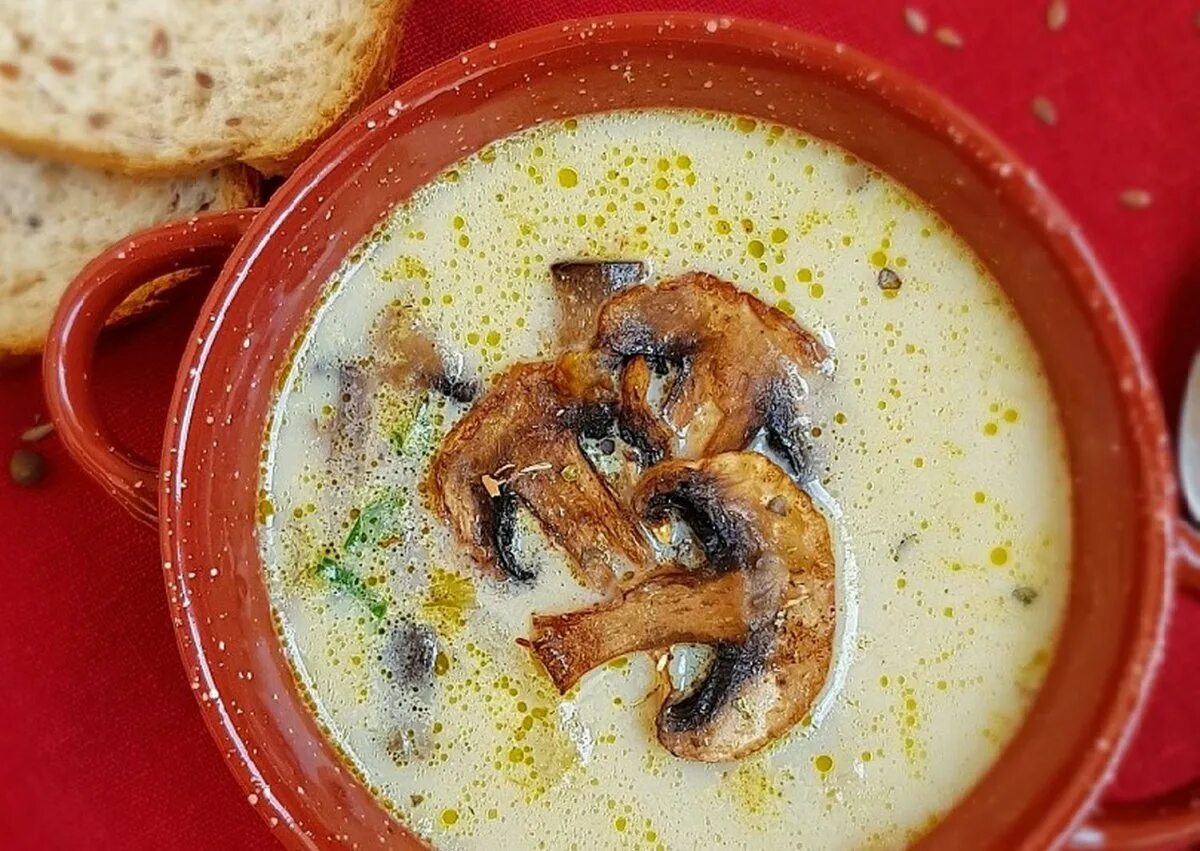 Рецепт сырного супа с грибами шампиньонами. Сырный суп с грибами и плавленным сыром. сырный суп с шампиньонами. грибной суп с сыром. грибной суп с плавленным сыром.