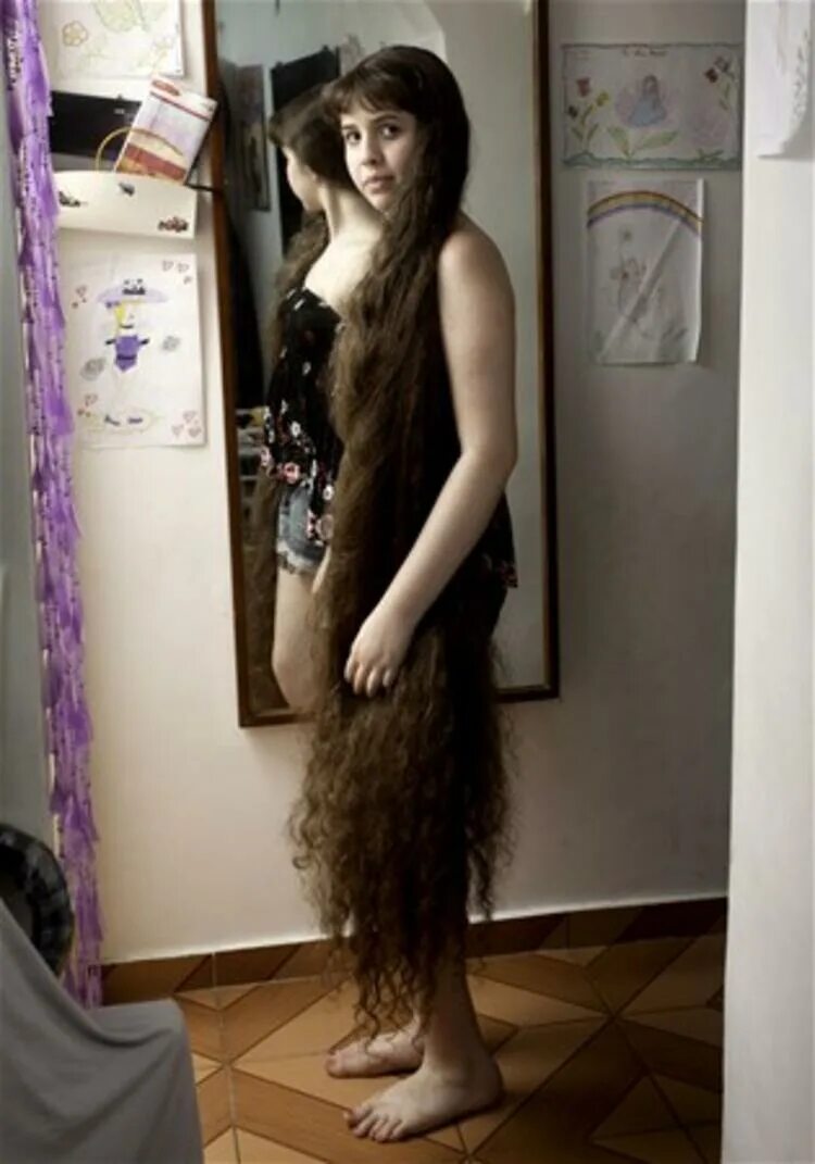 Сильно волосатая девушка. Наташа Мораес де Андраде Рапунцель. Наташа Мораес де Андраде волосы. Девочка с длинными волосами. Самые длинные волосы у девочек.