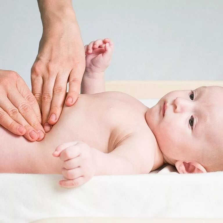 Как проверить живот ребенку. Малыш в животике. Патронаж новорожденного ребенка. Массаж живота новорожденному. Как проверить живот ребенку.