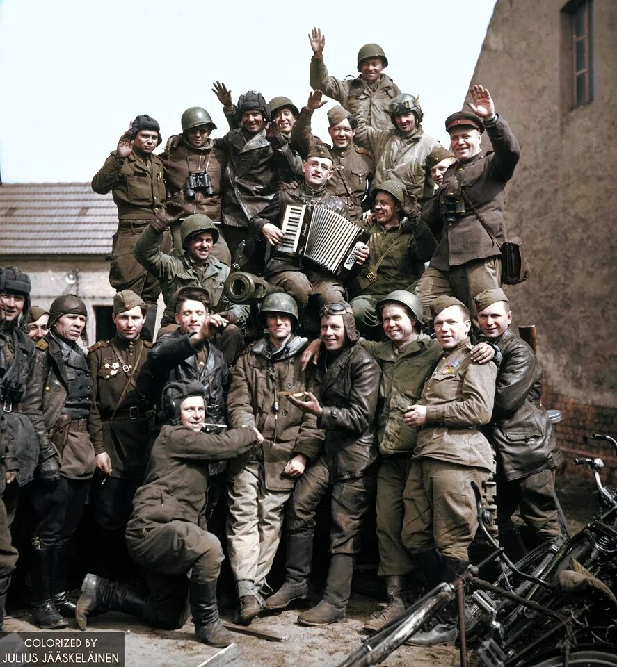 Советские солдаты 1945 победа. Русские солдаты второй мировой войны. Военные фотографии.