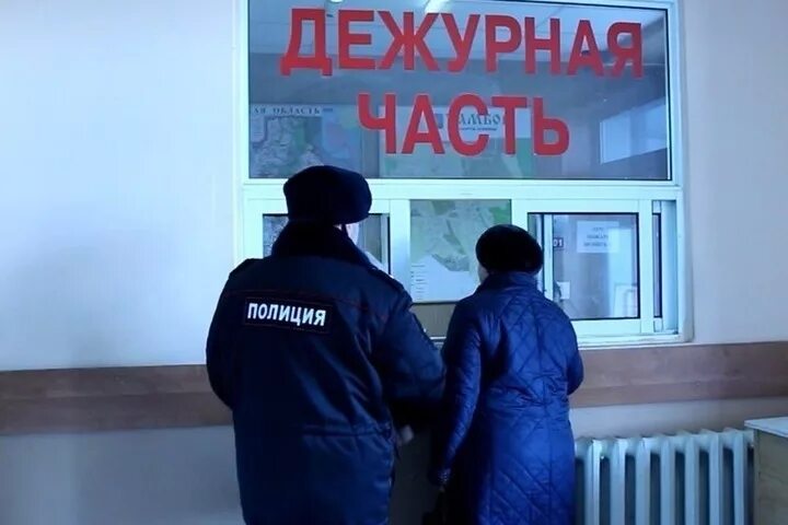 Участковый принимает заявления. Дежурная часть. Полицейский в дежурной части. Приём заявления в полицию. Обращение в полицию картинка.