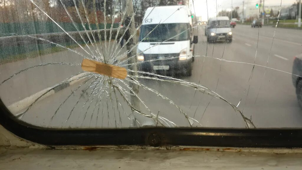Пластырем трещину. Разбитое стекло и пластырь. Разбитое лобовое стекло. Пластырь на разбитом стекле. Разбитое стекло заклеенное пластырем.