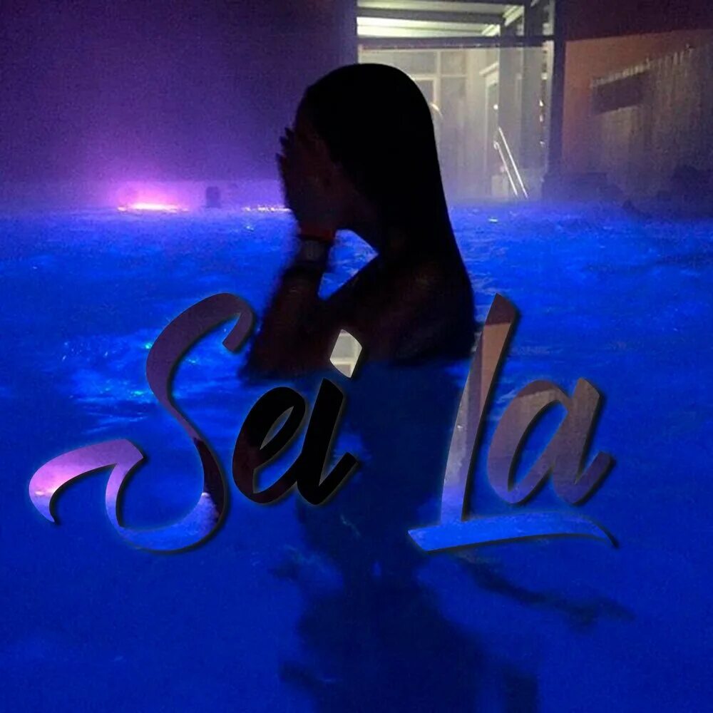 Ноги девушки в воде. Фотосессия в бассейне девушек ночью. Фотосессия в бассейне. Девушка в закрытом бассейне. Девушка в бассейне.