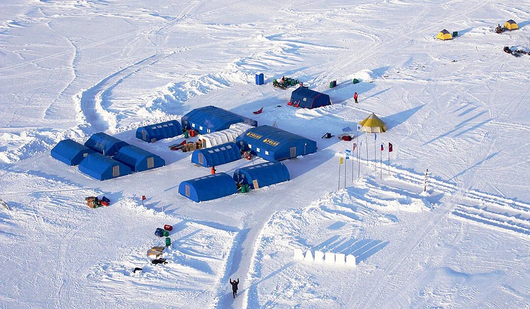 Ice camp. Полярный лагерь Барнео. База Барнео на Северном полюсе. Барнео дрейфующий Ледовый лагерь. Борнео Арктическая станция.