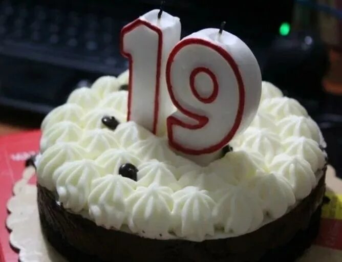 С днем рождения 19 летием девушку. Торт на день рождения 19 лет. Тортик на 19 лет. Торт на 19 лет парню. Торт для парня 19 лет на день рождения.