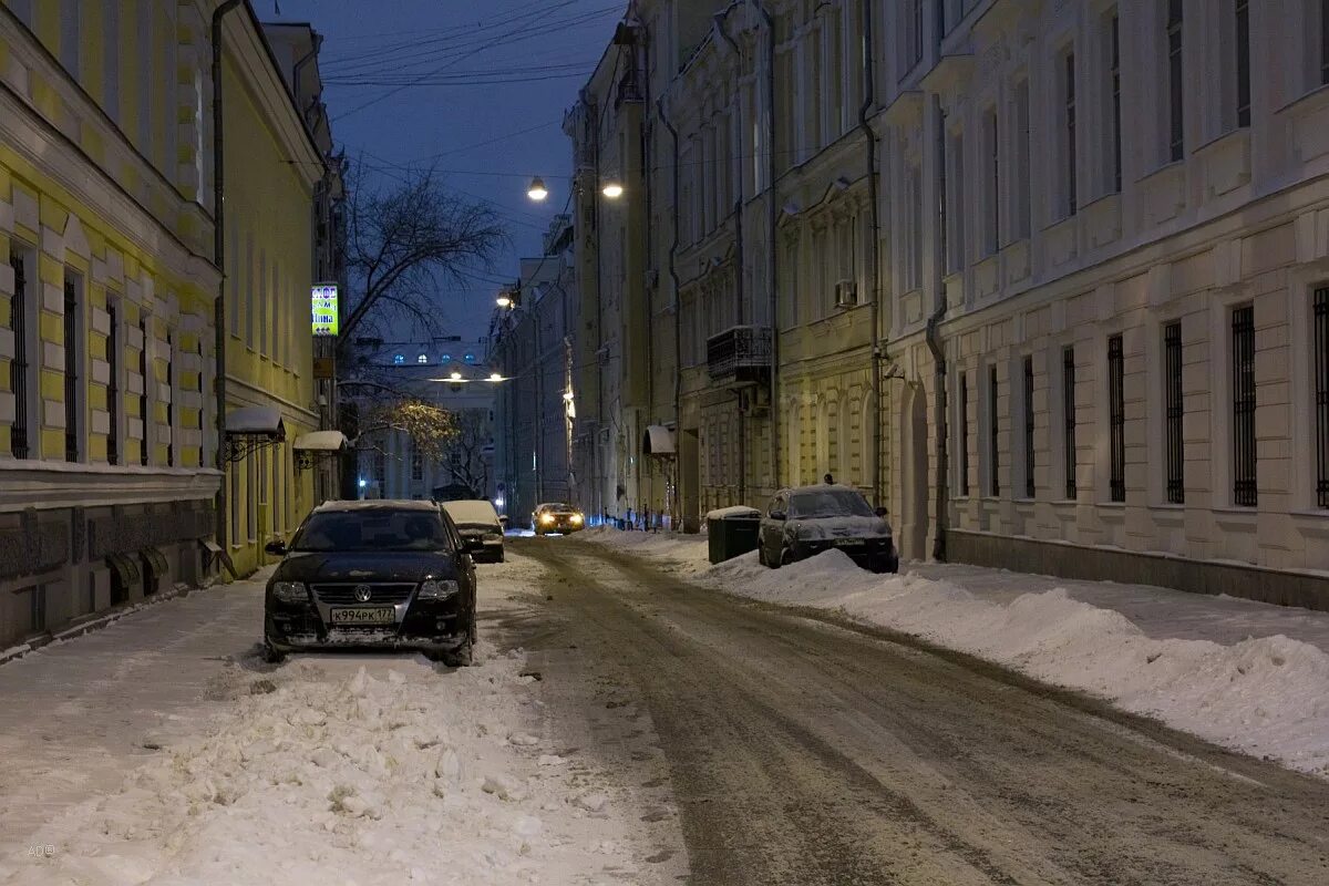 Улица вторая часть. Зимние улицы Москвы. Улицы Москвы зимой. Ильинка улица Москва зимой. Улица Достоевского Москва зима.