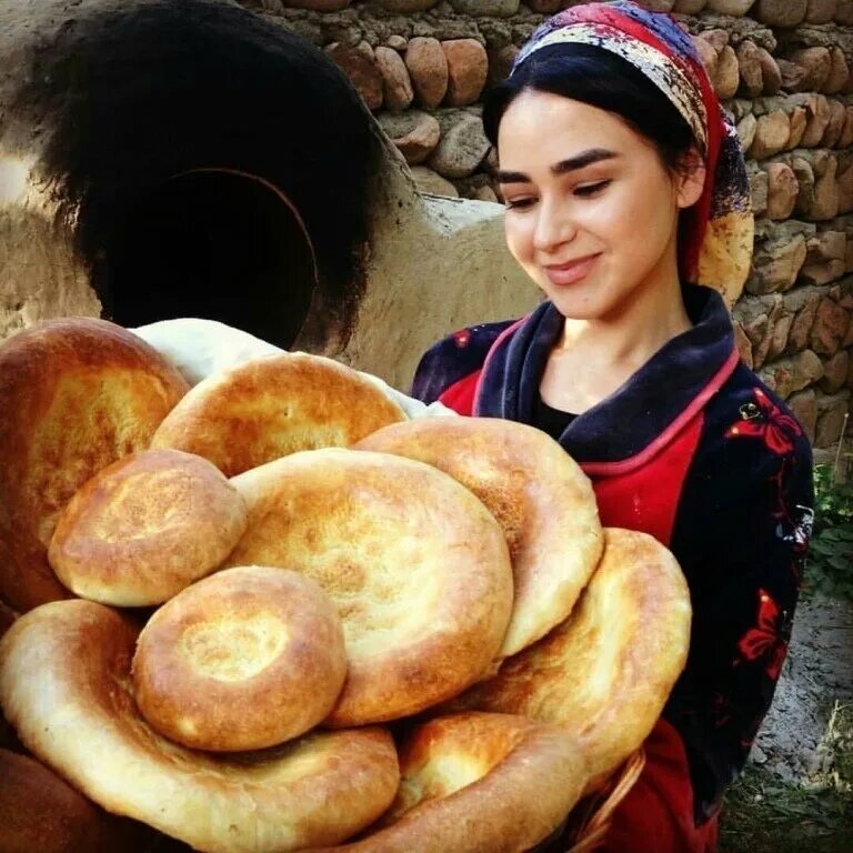 Сделай на узбекском. Самарканд патир. Патир нон узбекский. Нони ТАНУР. Таджичка с лепешками.