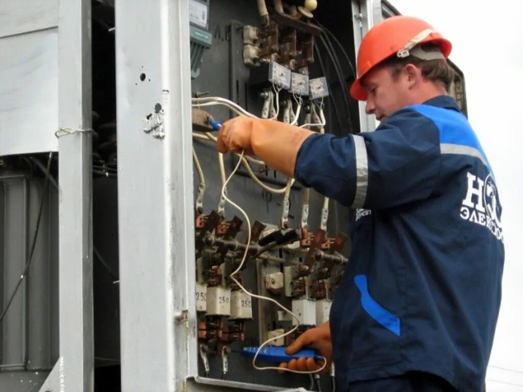 Монтаж воздушных линий электропередач. Ао дрск амурские электрические сети. Электросети маркс. Ооо энергосеть. Электромеханик тяговой подстанции ржд.