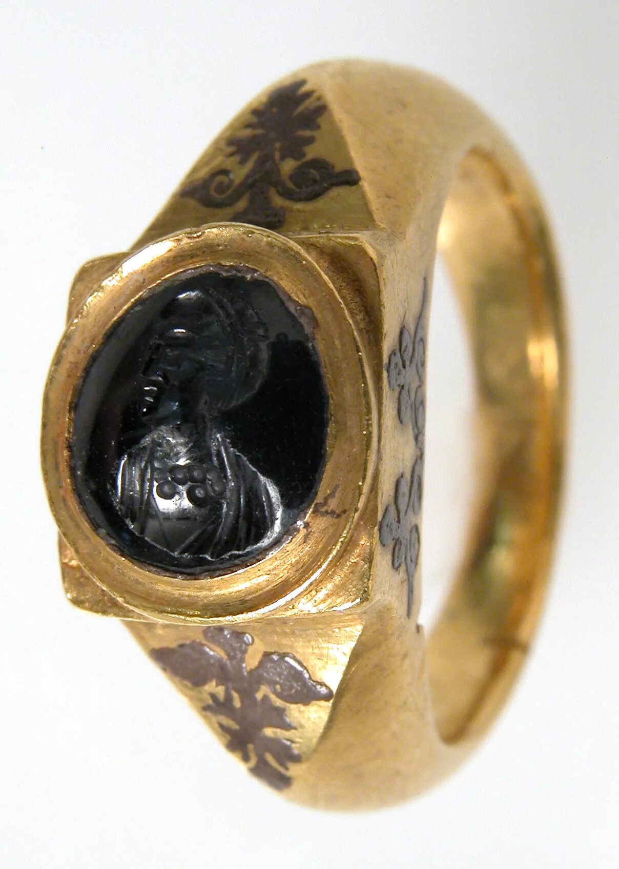 Самое старое кольцо. Перстень Metropolitan Museum Langobardic Byzantine Ring. Перстень бронзовый Волжская Булгария. Старинные кольца. Старинный перстень с камнем.