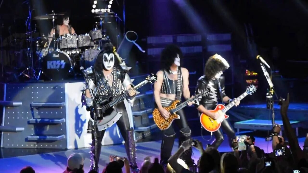 Kiss the night. Kiss creatures of the Night 1982. Kiss Kruise 2014. Kiss Kruise фото. Клипы Кисс 1983.