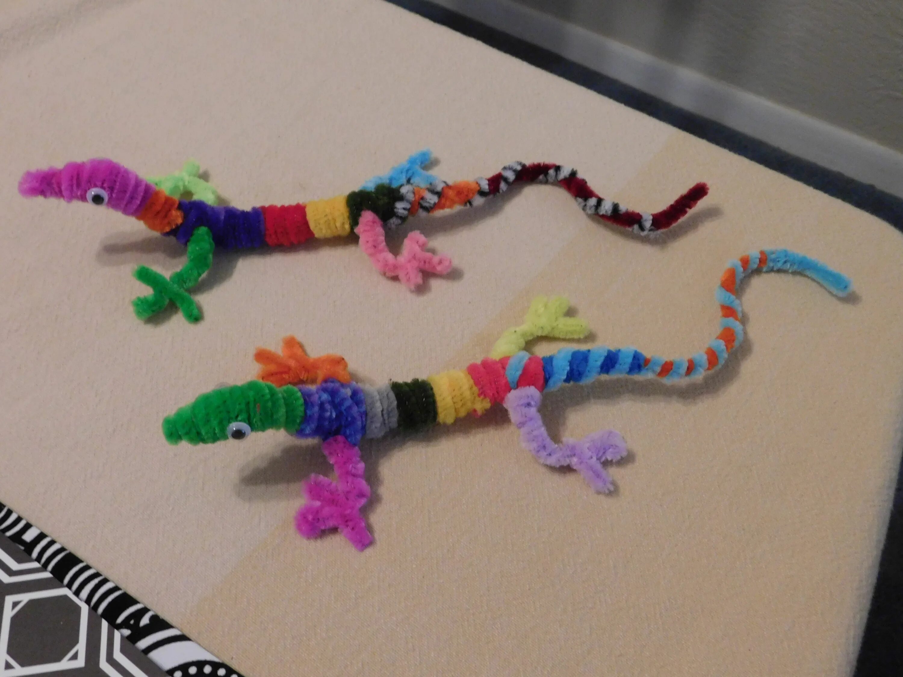 Игрушка дракон из синельной проволоки. Дракон из синельной проволоки. Как сделать дракона из пушистой проволоки. Как сделать дракона из пушистой проволоки. Синельная проволока дракон.