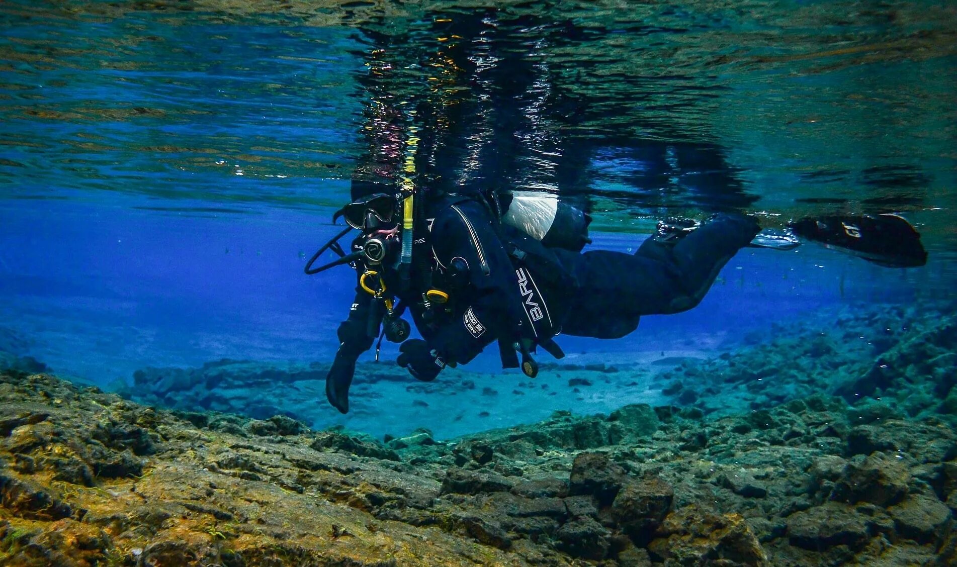скуба дайвинг. скафандр водолаза глубоководника. скуба дайвинг вид спорта. путешествие под водой. скуба акваланг.