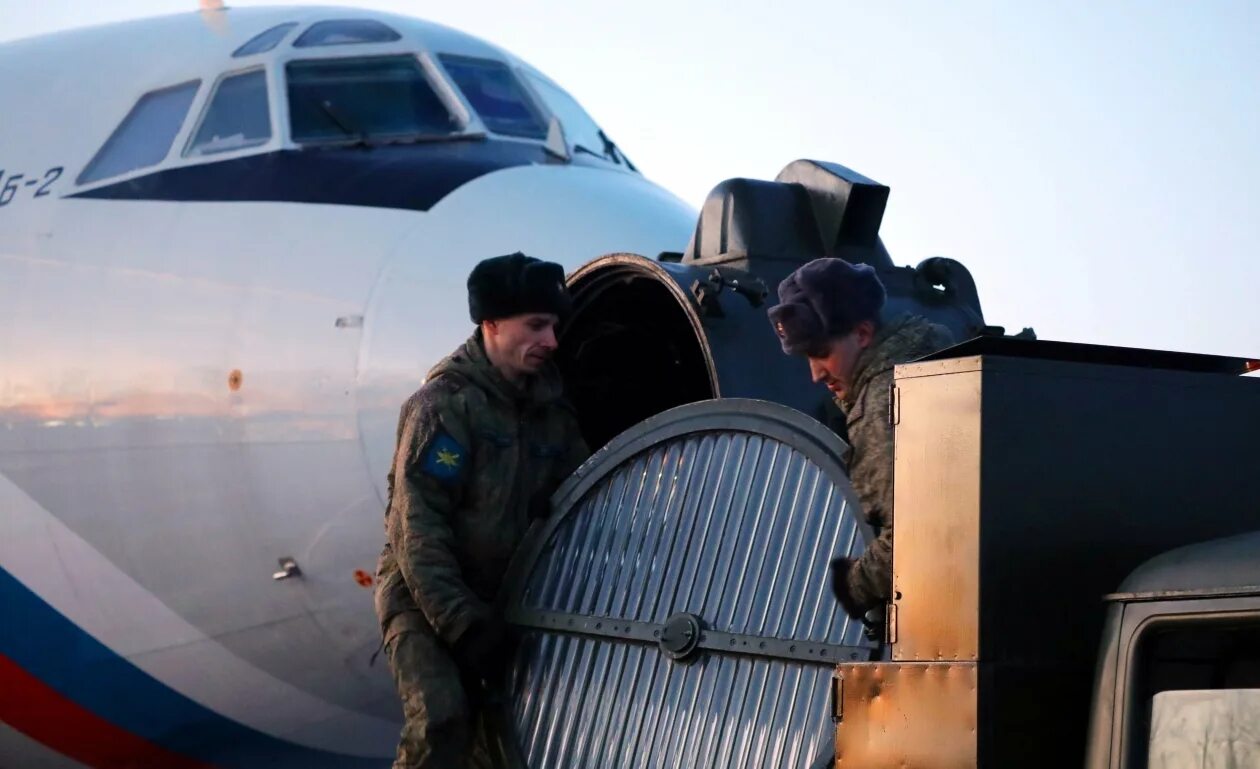 В небе над хабаровском сегодня. Военные аэропорты Украины. Аэродромы Украины. Аэродром Хабаровск Центральный фото. Небо Хабаровск.