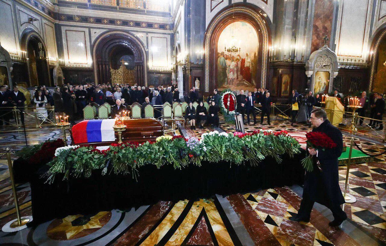 Отпевание в храме христа спасителя сегодня. Отпевание в храме христа спасителя. прощание с лужковым в храме христа спасителя. похороны юрия лужкова церемония прощания. храм христа спасителя в москве похороны.