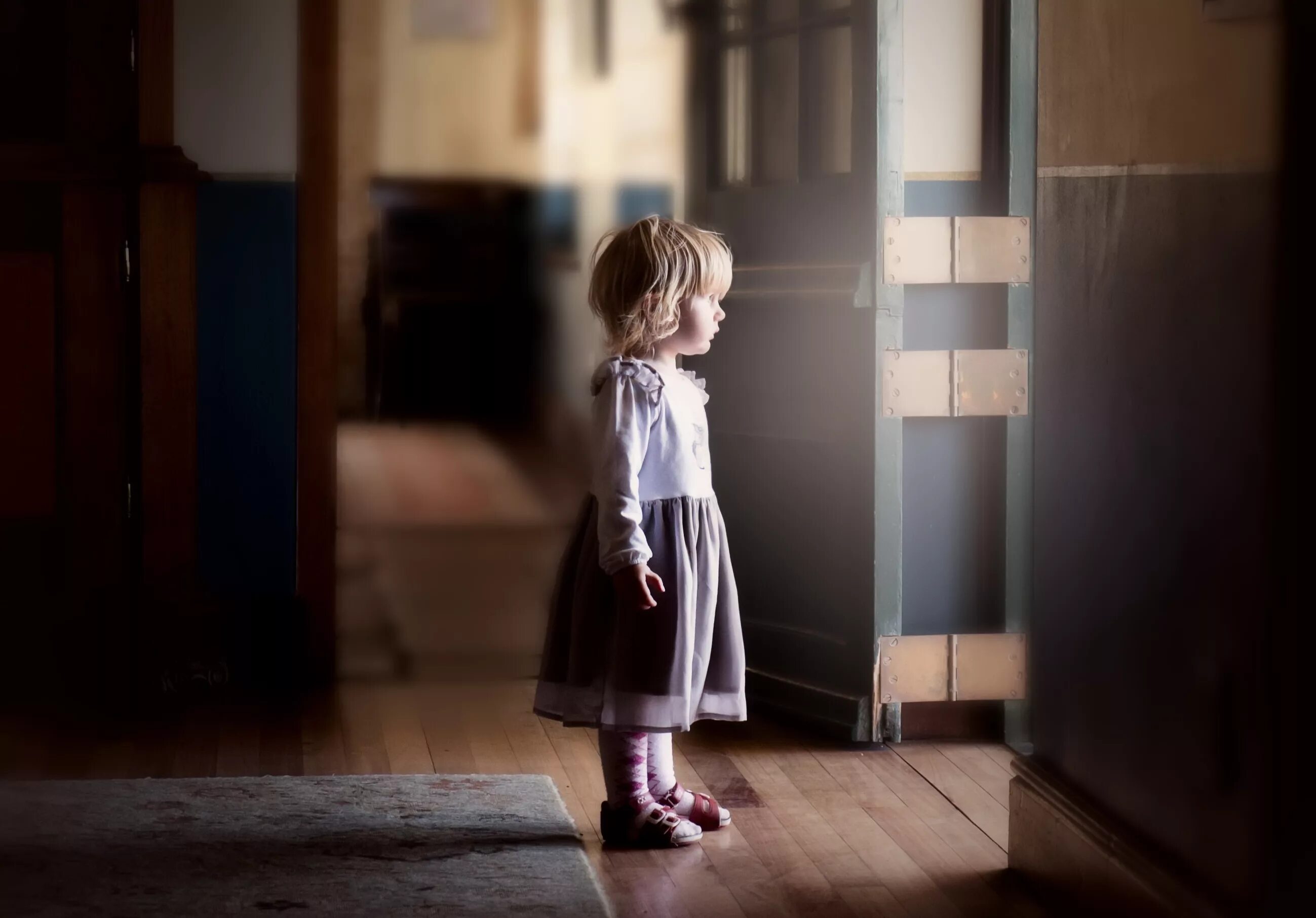 В моем пустом дому. Любопытная девочка. Девочка у двери. Ребенок один. Ребенок на пороге дома.