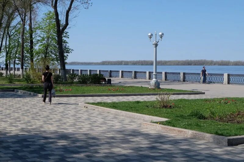 Первомайский спуск самара. Пляж в самаре на набережной. Набережная самары в апреле. Первомайский спуск самара набережная. Красноармейский спуск на набережную самара.