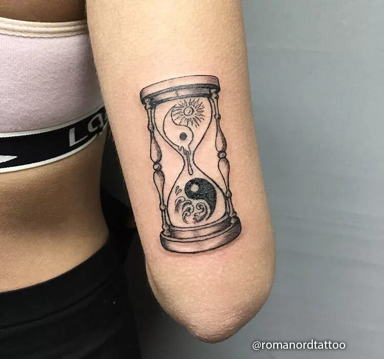 Значение песочных часов тату