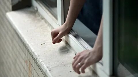 Стекло в окне выпало