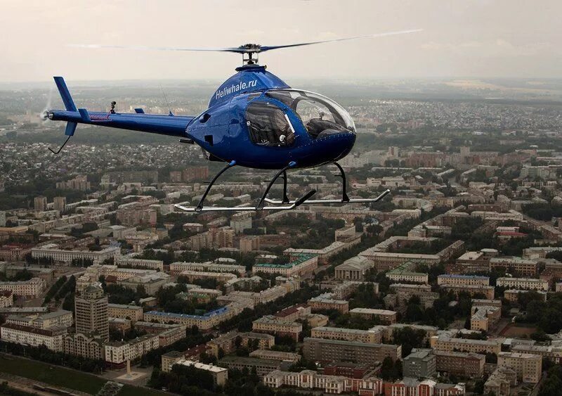 Над городом летают вертолеты. Ми 26 парад. Дом вертолет. Вертолет в небе над городом. Вертолет над мосфильмом.
