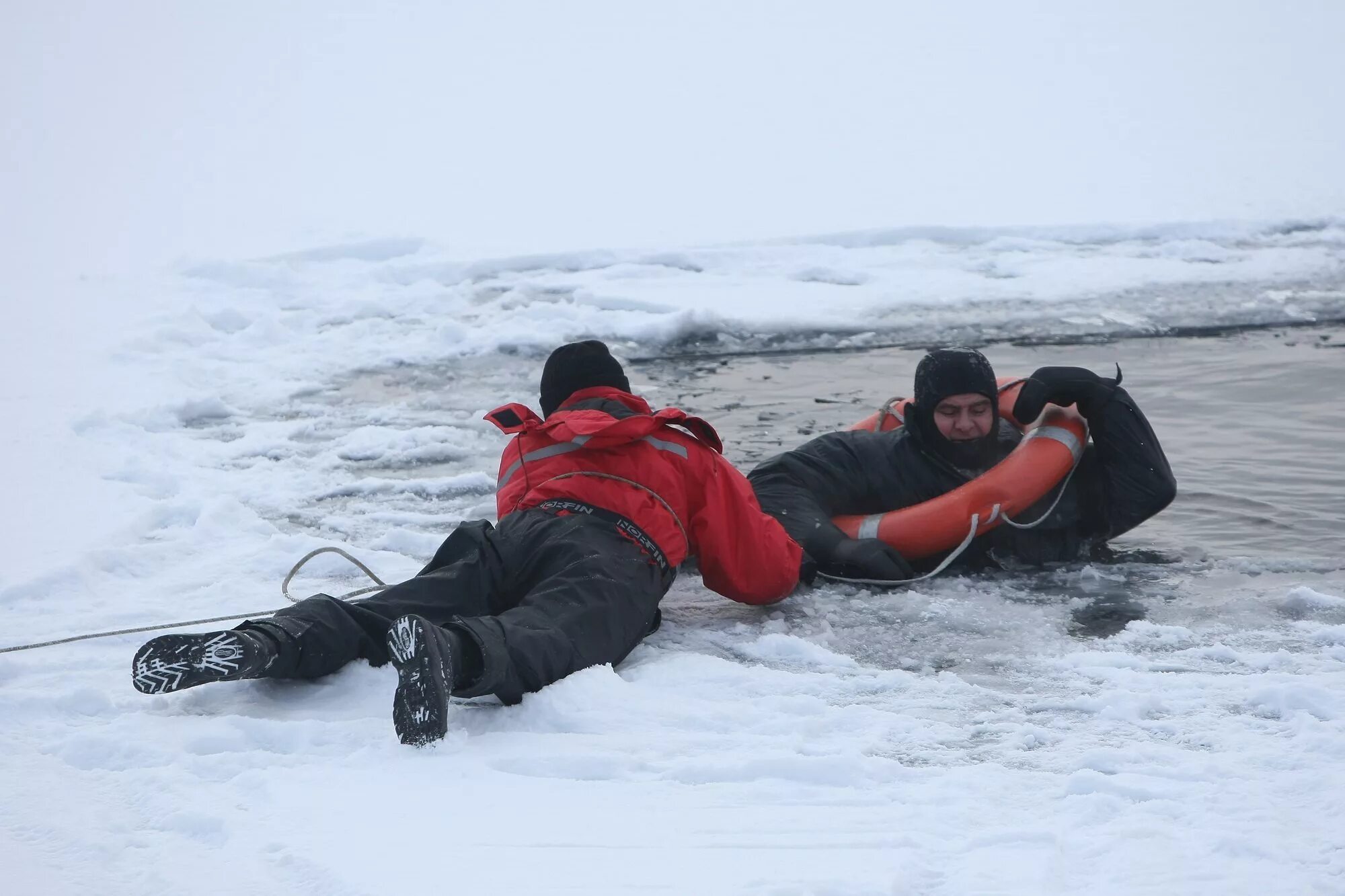 Спасение утопающих на льду. Спасение на воде зимой. Утонувшие зимой