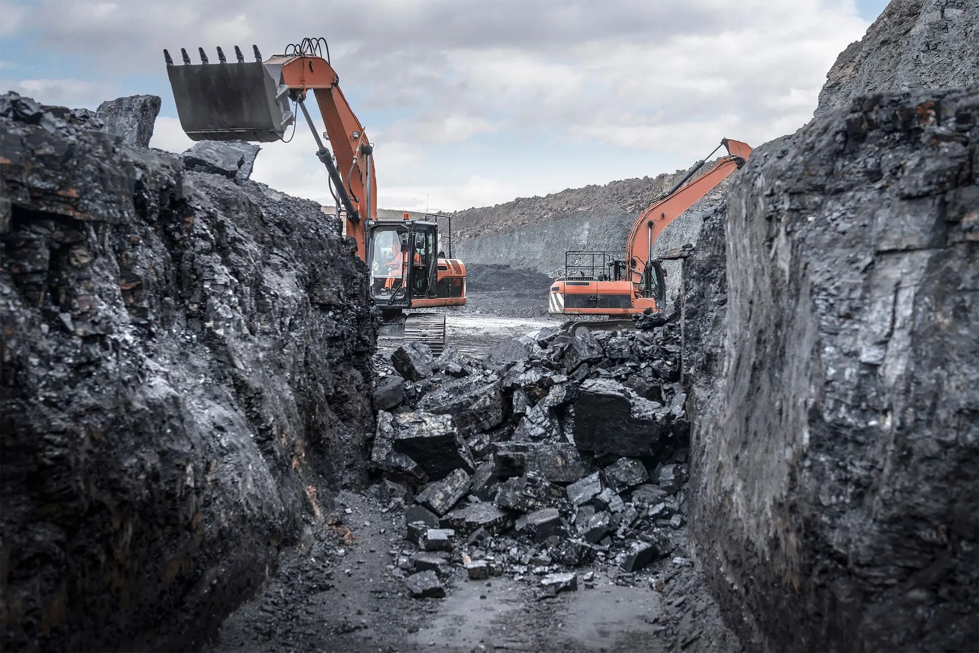 Добыча каменного угля регион. Промышленность угля в Хакасии. Каменный уголь Шахты. Угольная промышленность Шахты. Добыча каменного угля.