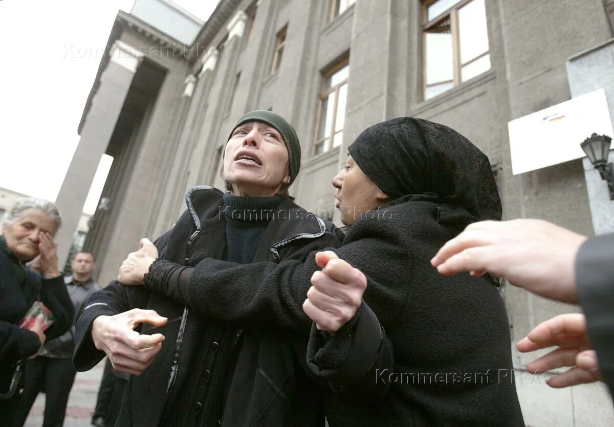 Родственники террористов в москве. Встреча заложников с родными.