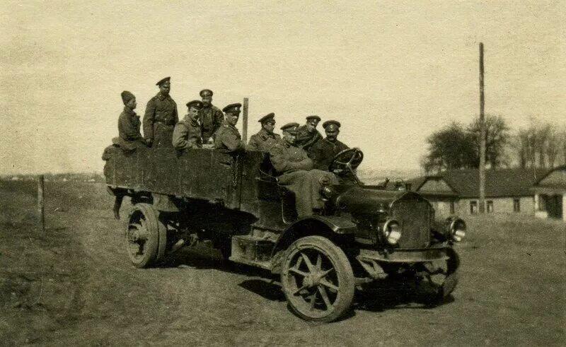 Автомобили первой мировой. Бронеавтомобили первой мировой войны. Первый бронеавтомобиль в германской империи 1896. Бронеавтомобиль Рено 1915 года. Грузовики 1 мировой войны.