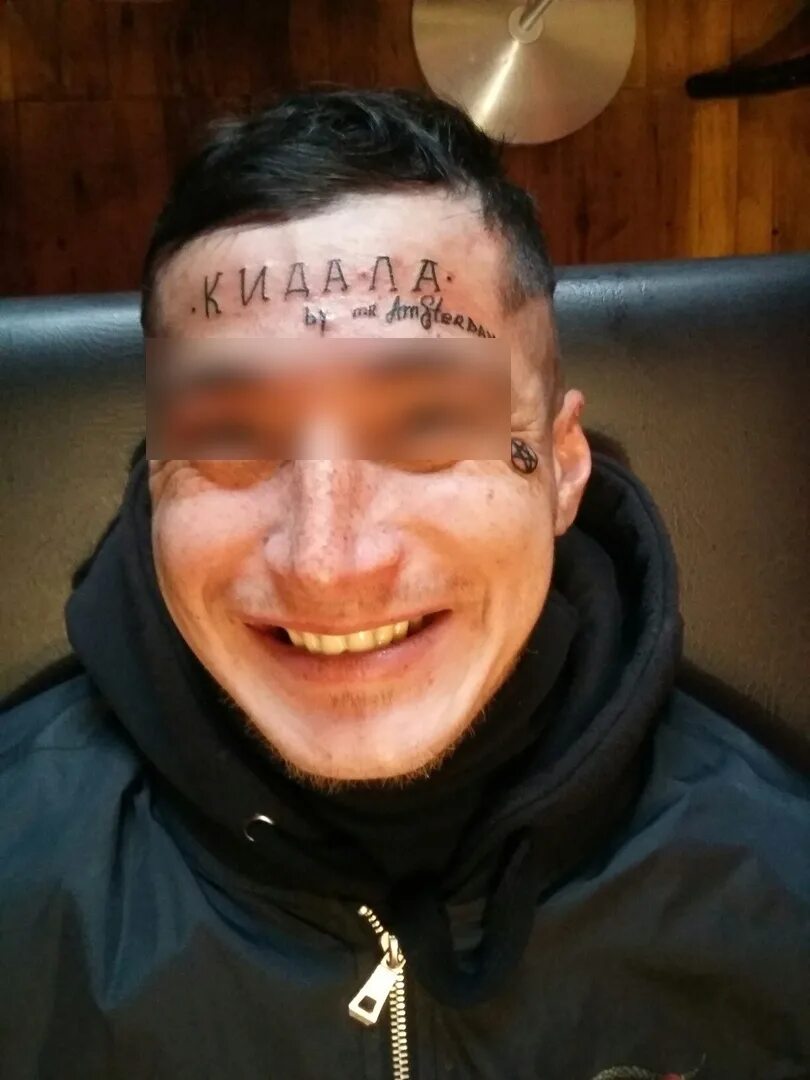Тату кидало. Тату кидало. Унизительные татуировки на лбу. Наколка черт кочегар. Тату кидало.