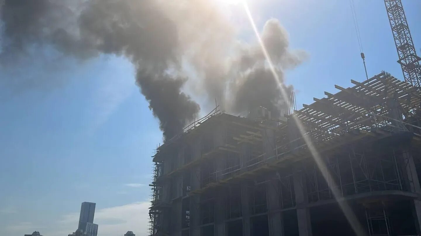 Сгорел парк. Пожар. Пожар в здании. Здание горит. Пожар в Москве.