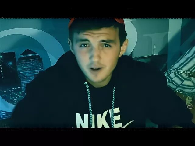 Рэпер в капюшоне. Русский девушки поет рэп. Парень читает рэп. Жест репа\. Русский девушки поет рэп.